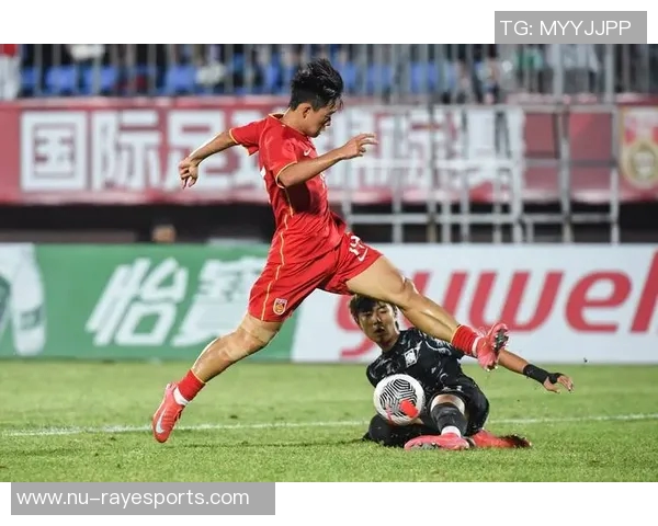 韩国队踢伤国际足球巨星引发争议 球员伤情成焦点媒体广泛关注